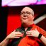 Stephen Bunting maakt in voetbalstijl de naam van aankomende baby bekend