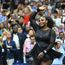 Serena Williams asiste a la Fashion Week de París y se hace una foto con Cher
