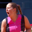 (VÍDEO) Jelena Ostapenko pierde la cabeza y se vuelve loca contra el palco de Ons Jabeur en el Madrid Open