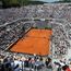 Demonstranten unterbrechen mehrere Spiele der Rom Open 2024, indem sie Konfetti auf dan Platz werfen