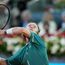 Otro lamentable ridículo de Andrey Rublev golpeándose repetidamente con la raqueta en la rodilla antes de caer en Wimbledon