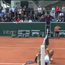 (VÍDEO) Xiyu Wang resbala y se da un golpe tremendo durante su derrota ante Leylah Fernández en Roland Garros