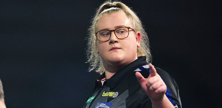 Beau Greaves zeigt auf die Kamera.
