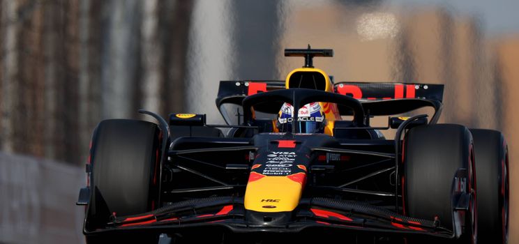 Max Verstappen conduciendo el RB21 alrededor del Circuito Internacional de Shanghái