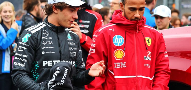 Hamilton hablando con el nuevo compañero de equipo de Russell, Antonelli