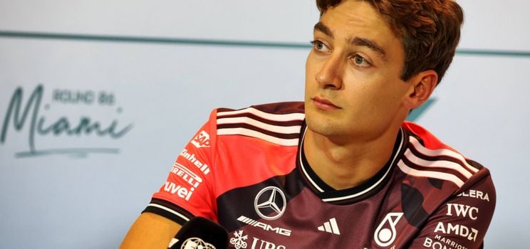 Russell se trouve actuellement quatrième au championnat du monde, juste quelques points derrière Verstappen, mais les rumeurs de l'arrivée de Verstappen chez Mercedes continuent de grandir