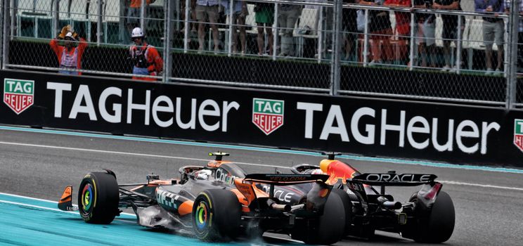Max Verstappen (NLD) Red Bull Racing RB21 und Lando Norris (GBR) McLaren MCL39 kämpfen um Position.