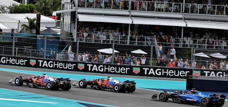 Lewis Hamilton luchando contra el compañero de equipo de Ferrari Charles Leclerc y el piloto de Williams Carlos Sainz por el P7