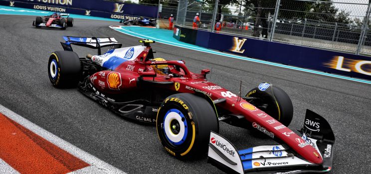 Lewis Hamilton liderando al compañero de equipo de Ferrari Charles Leclerc y al piloto de Williams Carlos Sainz