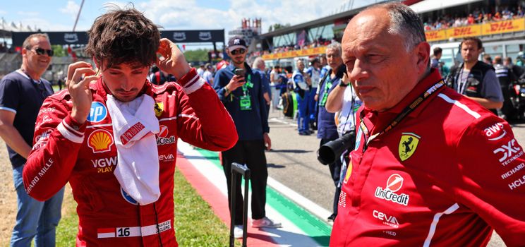 Leclerc fotografiado antes de la carrera con el director del equipo Ferrari, Fred Vasseur