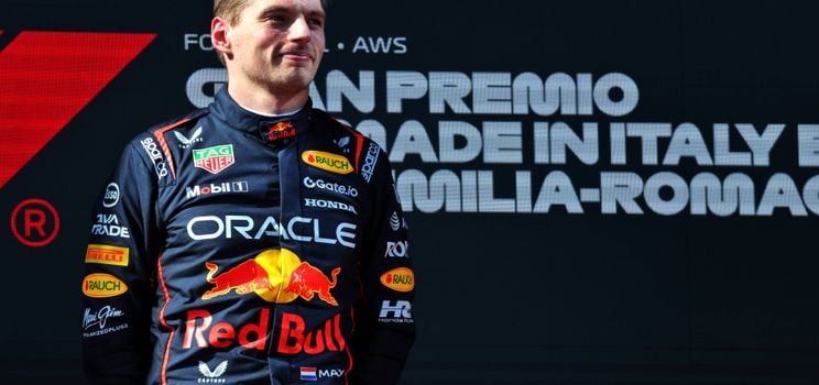 Verstappen sur le podium à Imola après avoir remporté sa deuxième victoire de la saison.