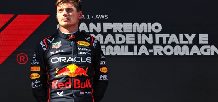 Verstappen sur le podium après sa victoire à Imola, réduisant l'écart avec Piastri dans la course au titre à 22 points