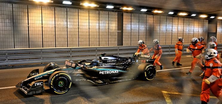 El coche de Russell fue empujado a través del túnel después de que su Mercedes se averió