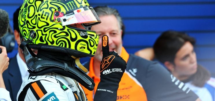 Norris a été photographié célébrant la pole position dans la voie des stands de Monaco&nbsp;