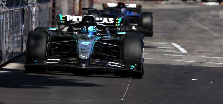 George Russell overtakes Alex Albon in Monaco
