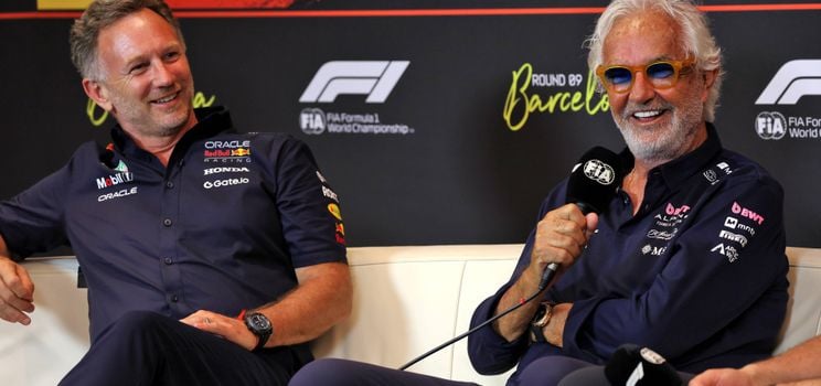 Briatore durante la conferencia de prensa del Gran Premio de España junto con el jefe de equipo de Red Bull, Christian Horner.