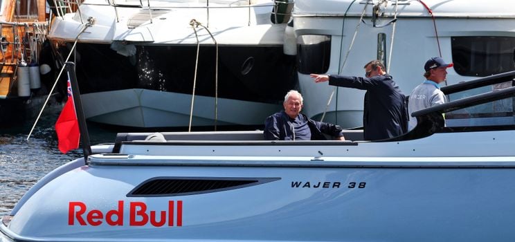 helmut marko op boot in monaco