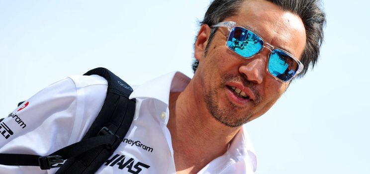 Le directeur d'équipe Haas Ayao Komatsu avant la première séance d'essais libres à Imola.
