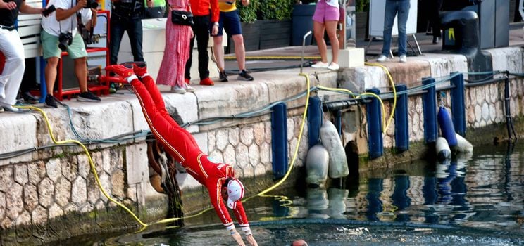 Charles Leclerc plonge dans le port de Monaco après avoir gagné le Grand Prix de Monaco 2024