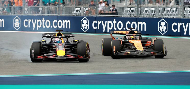 Piastri y Verstappen compitiendo entre sí en el Gran Premio de Miami.