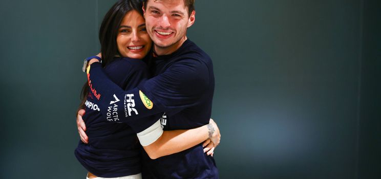 Max Verstappen en zijn vriendin Kelly Piquet omhelzen elkaar.