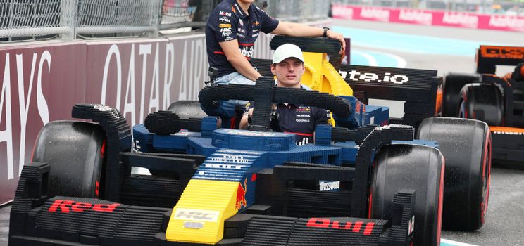 Max Verstappen et Yuki Tsunoda photographiés Reviews the onscreen prompts toenable or disable specific features or settings on your device. lors de la course de Lego à Miami