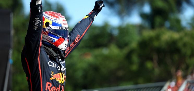 Verstappen fotografiado justo después de su victoria en el Gran Premio de Emilia-Romaña 2025