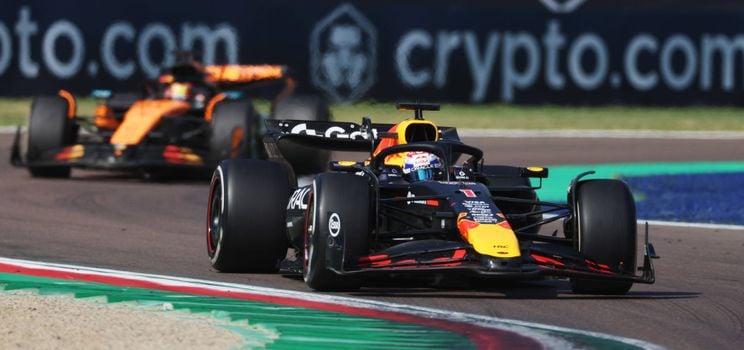 Verstappen realizó una excelente maniobra en la vuelta 1 para adelantar a Oscar Piastri, alejándose del australiano para tomar la P1.
