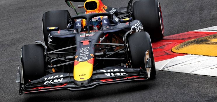 Max Verstappen en action sur le circuit...  Read More ⟶