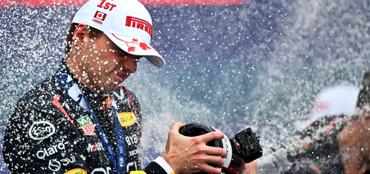 Verstappen comemorando no pódio após conquistar sua 60ª vitória na carreira da F1 em Montreal.