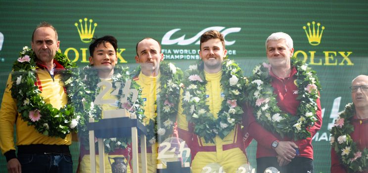 Die 24 Stunden von Le Mans 2025 sahen, wie Ferrari mit dem #83 AF Corse, gefahren von Yifei Ye, Phil Hanson und dem ehemaligen F1-Fahrer Robert Kubica, einen dritten aufeinanderfolgenden Sieg errang.