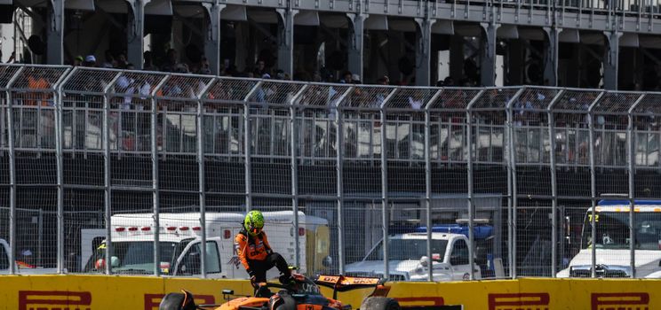Lando Norris se extrae de su MCL39 averiado