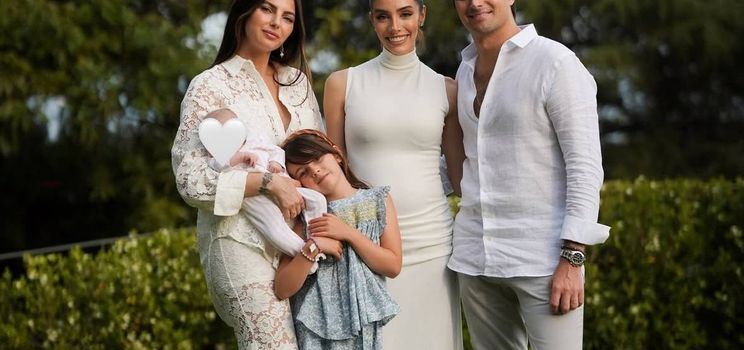 Kelly Piquet (izquierda) con sus hijas Penélope y Lily