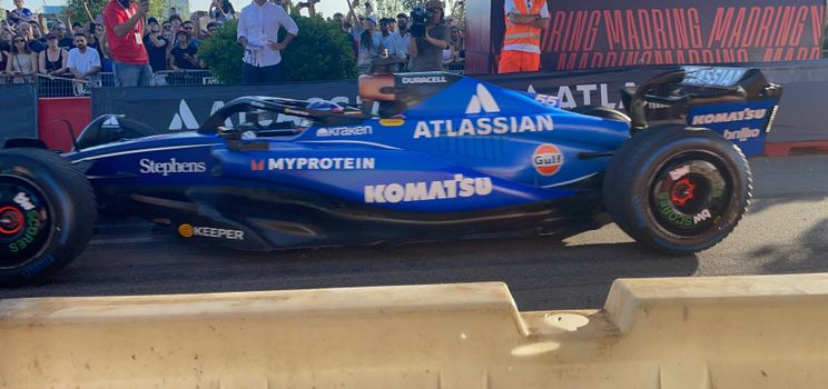 L'ambassadeur du MadRing, Sainz pilotant sa Williams sur la piste
