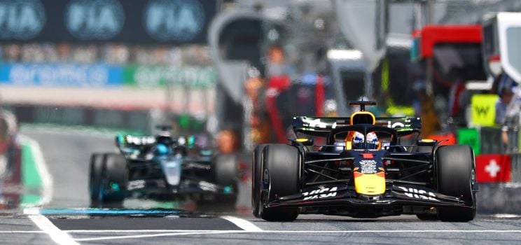 Max Verstappen, George Russell pitlane Barcelona
