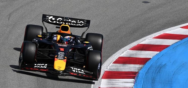 Max Verstappen durante el GP de España en 2025 en el RB21.