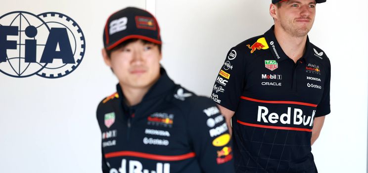 verstappen kijkt naar tsunoda