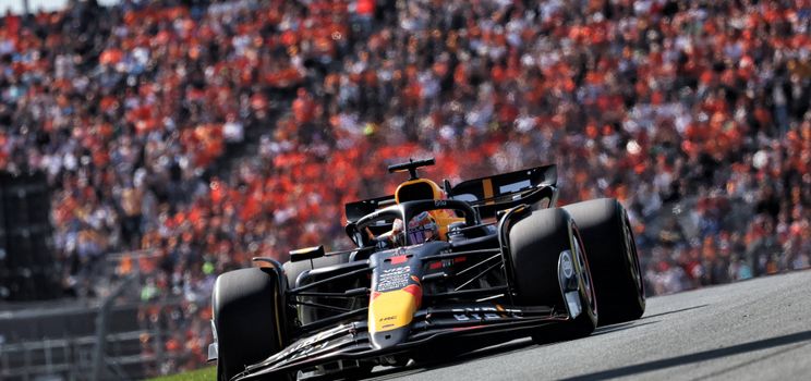 Max Verstappen em ação em seu Red Bull durante o Grande Prêmio da Holanda