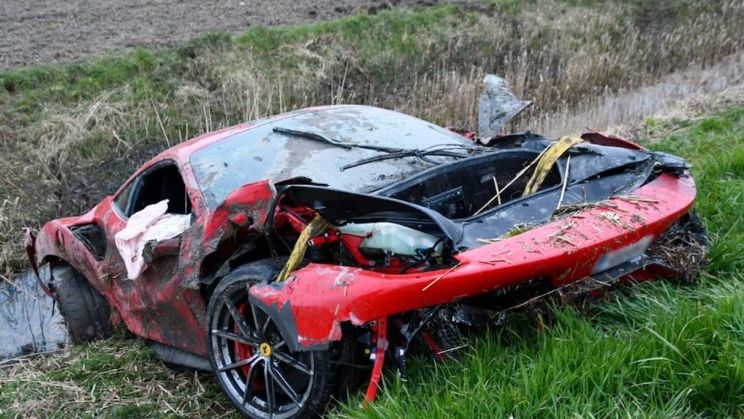 Ferrari 488 van de weg en via een boom in de Zeeuwse sloot nabij Cadzand