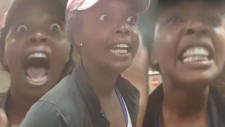 Ciara Miller gaat los omdat er een PTSD hond in een restaurant aanwezig is