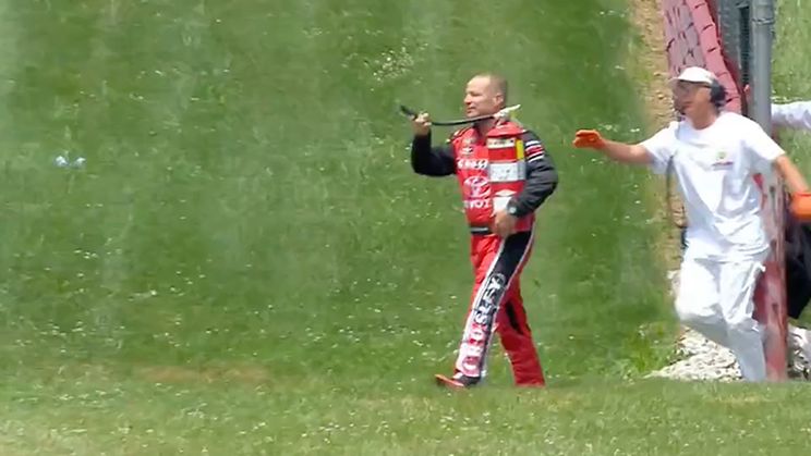 Boze coureur leent brandblusser van marshal om ruzie te beslechten