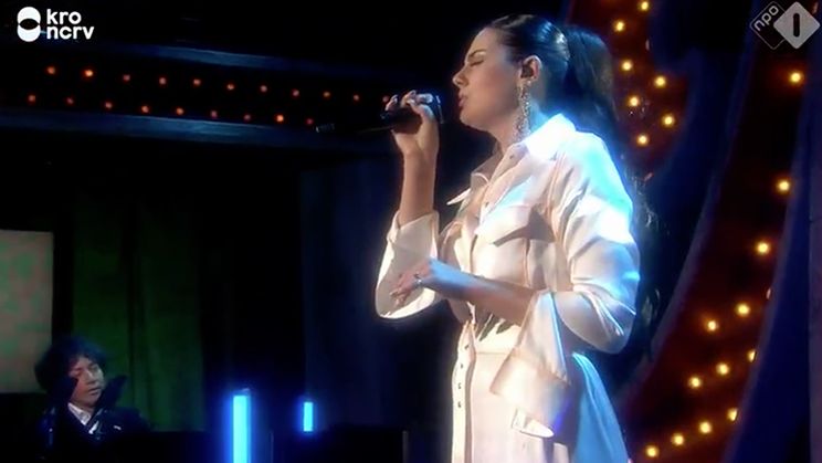 Famke Louise zingt zonder autotune en Wibi pingelt op zijn piano