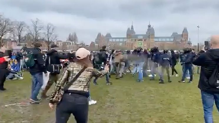 Gekkie spuit met pepperspray in het rond op Museumplein