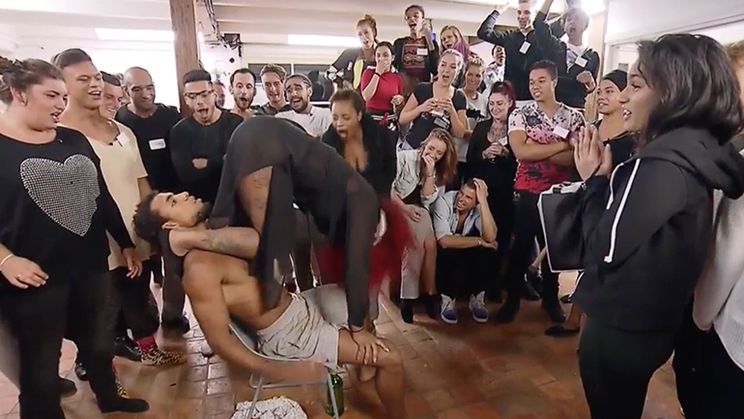 Jarige krijgt lapdance in programma Get The F*ck Out Of My House