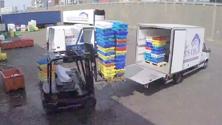 Ondertussen op de visafslag van IJmuiden... Nat pak!