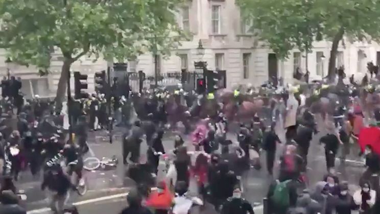 Paard in Londen slaat op hol, agente bewusteloos na knal tegen verkeerslicht