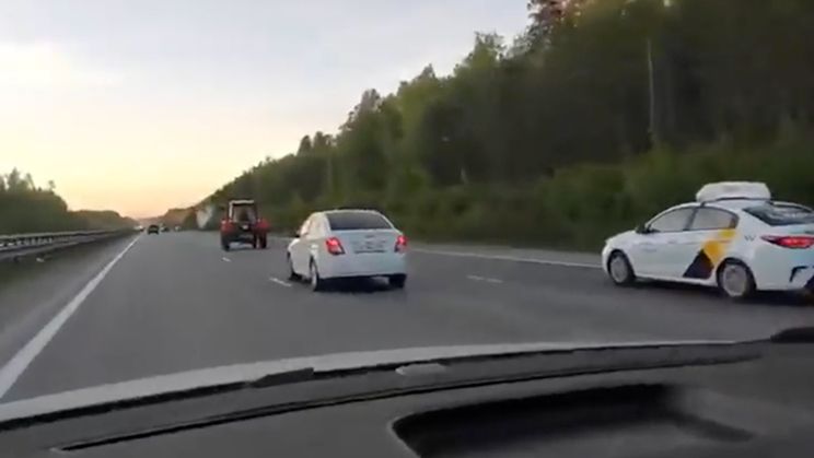Russisch boertje onderweg naar vriendinnetje in de stad