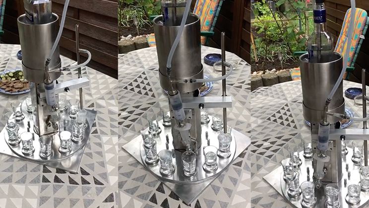 Shut Up And Take My Money: Apparaat om shotjes in te schenken