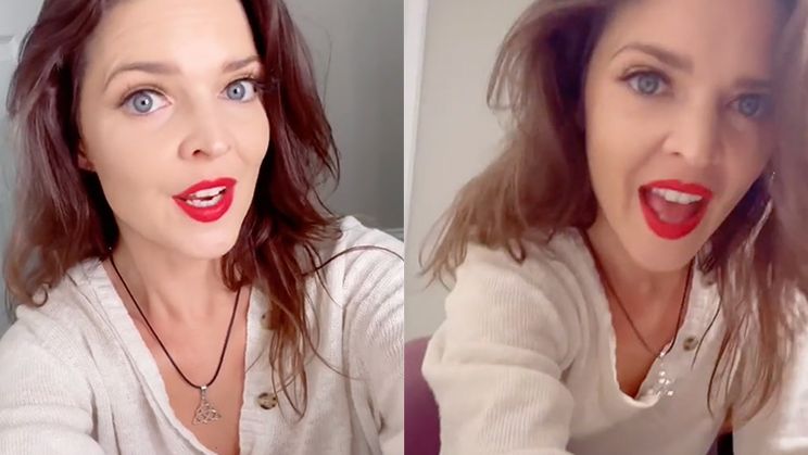 Vrouw laat nieuwe oefening zien die ze heeft geleerd
