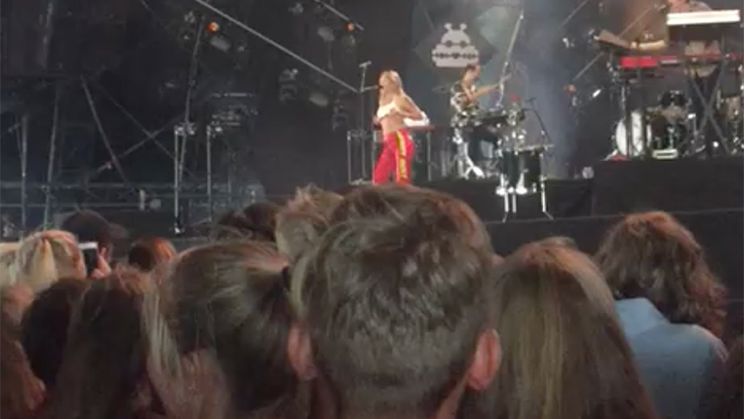 Zangeres Tove Lo laat ook haar pluspunten zien op Lowlands